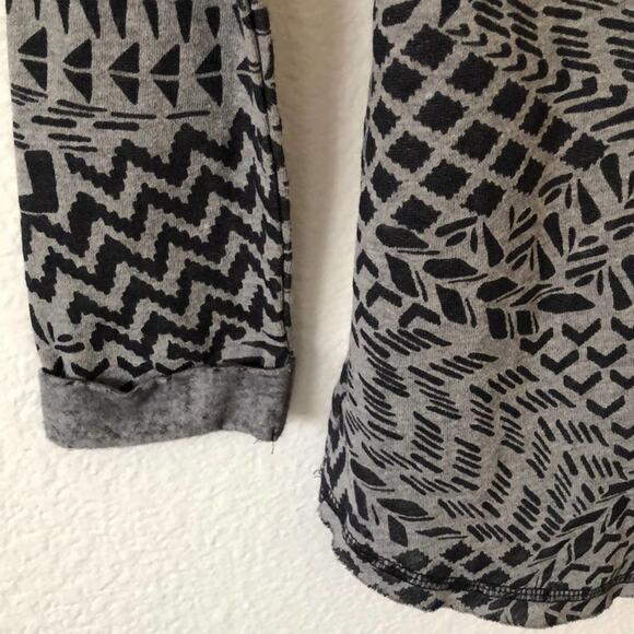 Aeropostale Thermal V-back Grey Geometric Print Tunic Top, size Medium - Picture 7 of 11
